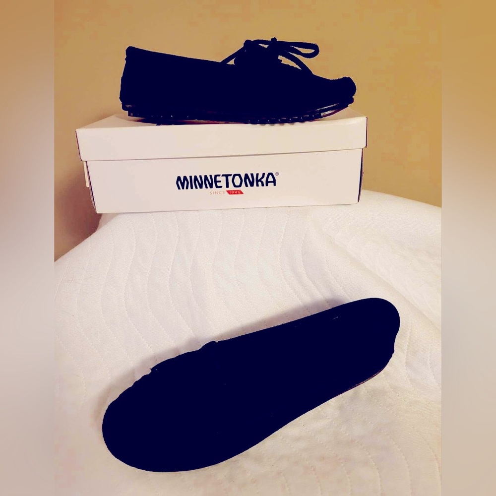 Minnetonka moccasin slippers in black, brand new, never worn!